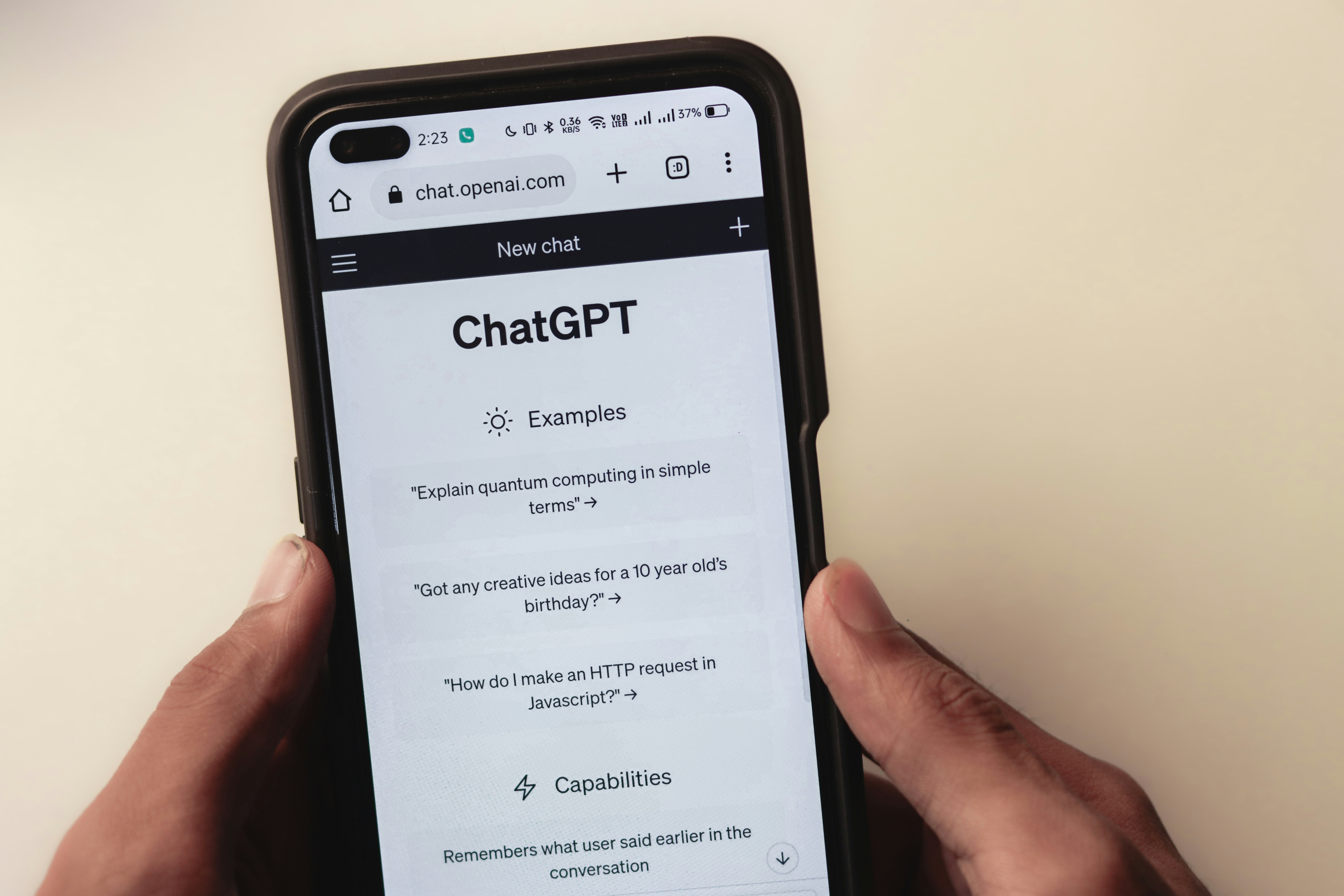 ChatGPT op een smartphone; vroeg instappen op een nieuw advertentiekanaal in België