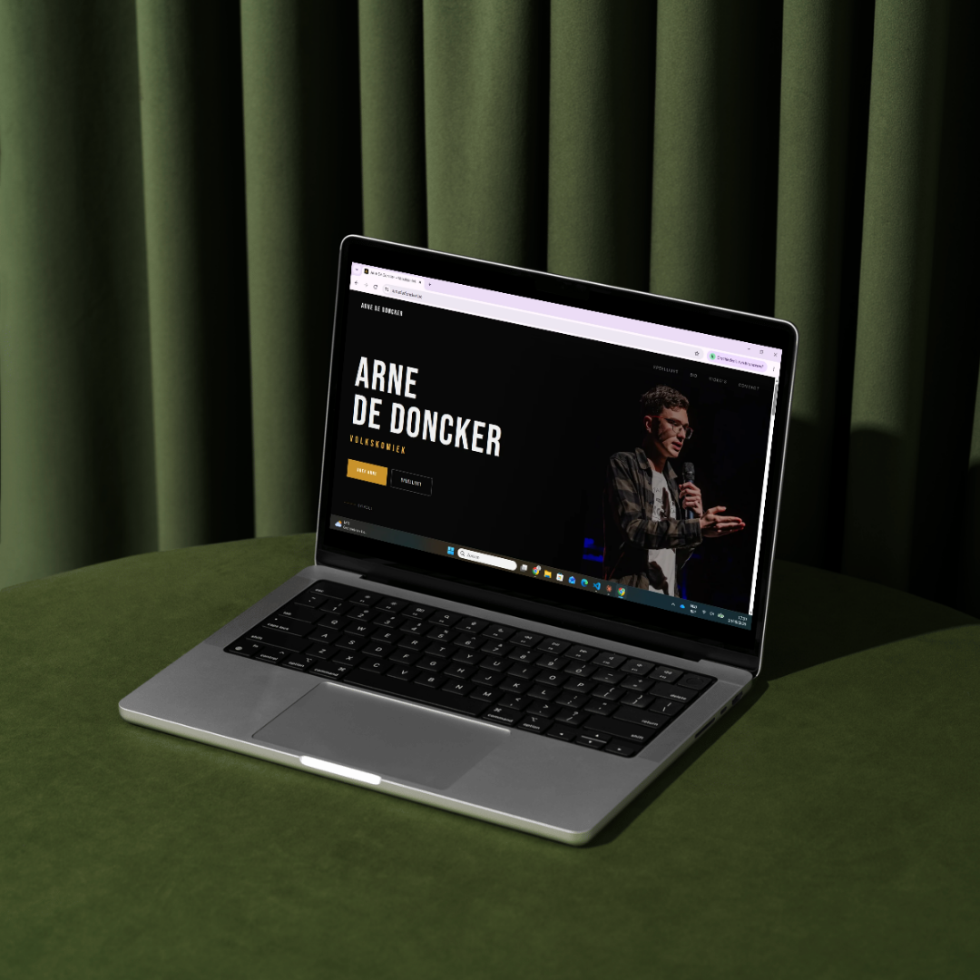 Website mockup van Arne De Doncker — stand-up comedian uit Antwerpen, gebouwd door Kantoor Kameleon